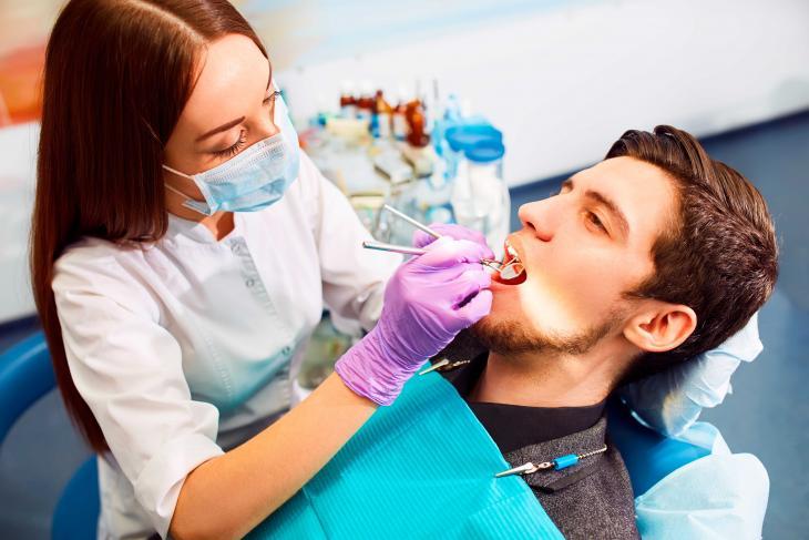 Imagem de um homem em uma consulta odontológica