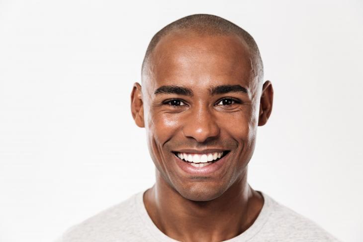 Imagem de um homem sorrindo