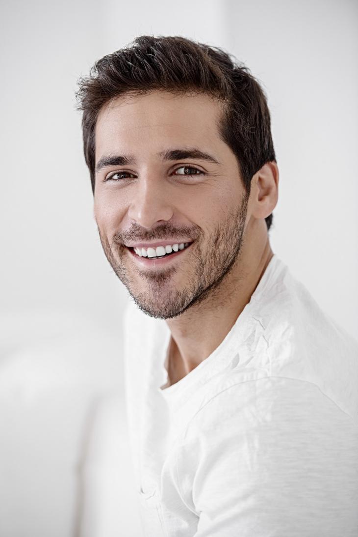 Imagem de um homem sorrindo