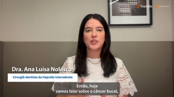 Imagem de uma mulher chamada Dra. Ana Luísa Nolasco com o que aparenta ser um recorte de uma entrevista por vídeo