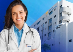 Médica sorridente em frente ao Hospital Lauro de Freitas, representando a ampliação da estrutura Hapvida.
