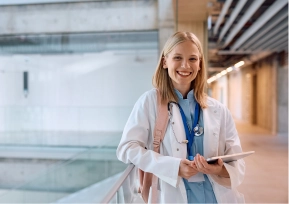 Médica sorrindo em ambiente hospitalar, representando divulgação do resultado da Residência Médica 2026 do Hospital Santa Brígida.
